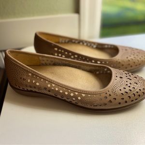 Naturalizer Women’s Leather Embellished Taupe Flats size 9M